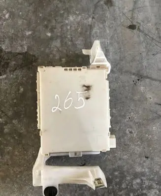 Toyota Aygo AB40 Fuse module 827300H030A 4E300346 TD25PD5