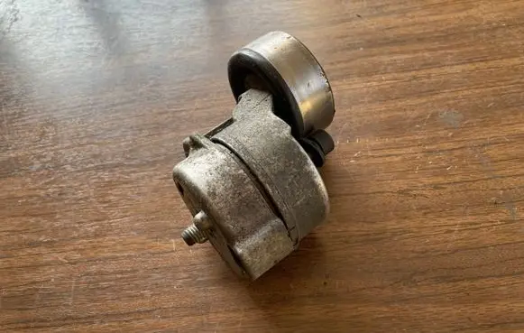 KIA Sorento Generator/alternator belt tensioner