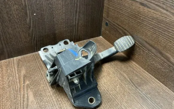 Renault Master III Clutch pedal 070112