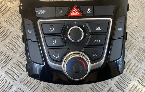 Hyundai i30 Climate control unit GDE03V06U16 92750A5XXX