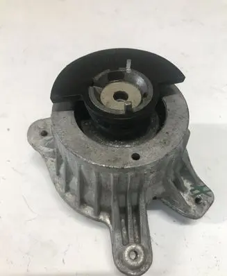 Mercedes-Benz C W205 Engine mount bracket A2052407700