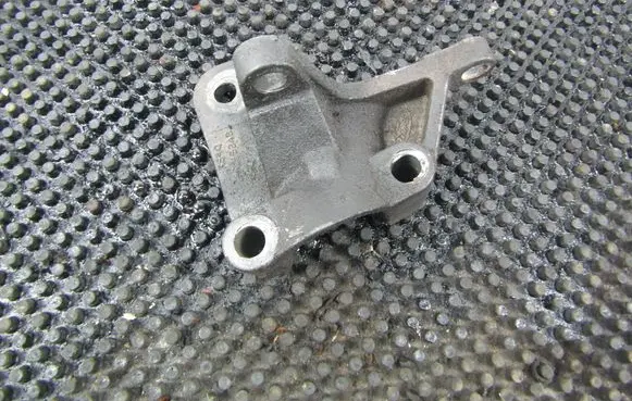 Ford Focus Engine mounting bracket 
