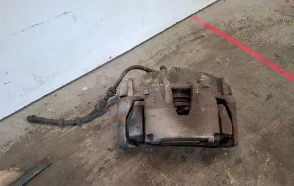Volvo V60 Front brake caliper 946