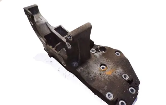 Nissan Pathfinder R51 Engine mounting bracket