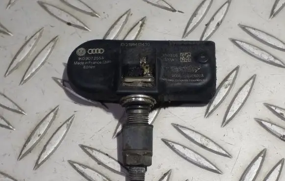 Volkswagen PASSAT B6 Tire pressure sensor 1K0907255A S122215001A L249VW2