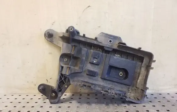 Volkswagen Tiguan Battery tray 1K0915333
