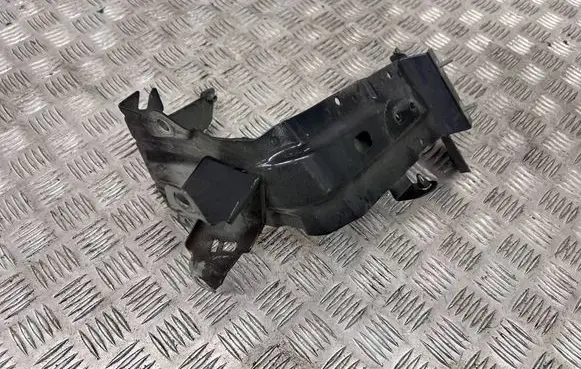 Audi Q7 4M Fender mounting bracket 4M0821137B