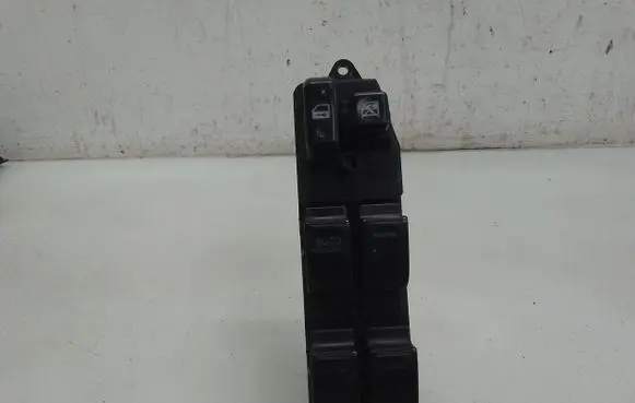 Toyota Prius (NHW20) Electric window control switch 8482047021