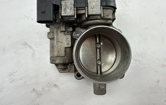 Volkswagen PASSAT B7 Throttle valve 03C133062D
