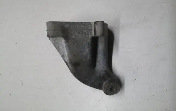 Mercedes-Benz CLS C219 Engine mounting bracket A6422230104