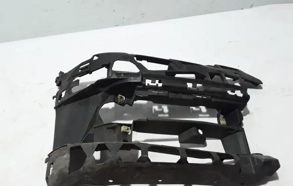 BMW 5 G30 G31 Front bumper mounting bracket 7385346