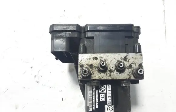 Volkswagen Jetta VI ABS Pump 1K0907379BJ 1K0614517DG