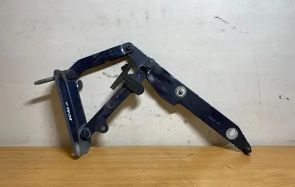Land Rover Discovery 3 - LR3 Tailgate/trunk/boot hinge AA8SA C4408