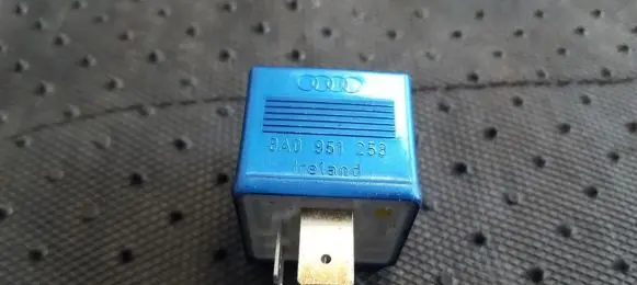 Volkswagen PASSAT B5.5 Other relay 8A0951253 899587
