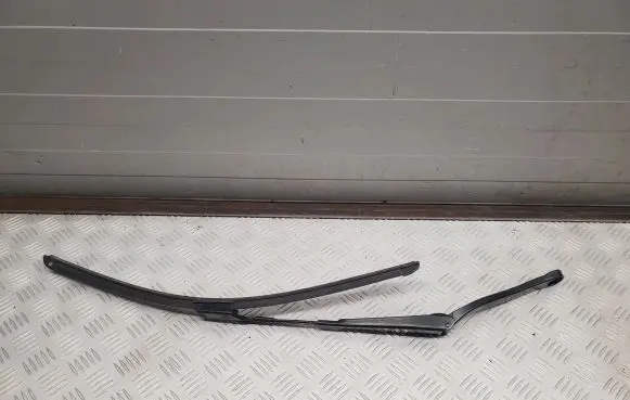 Mercedes-Benz CLS C218 X218 Front wiper blade arm A2188200744