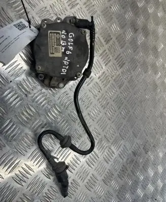 Volkswagen Golf VI Vacuum pump 03L145100B