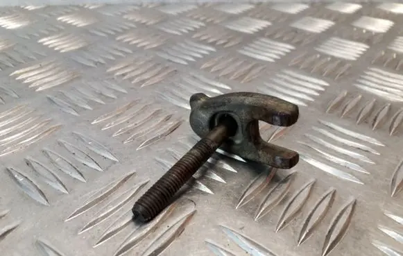 Nissan Juke I F15 Fuel Injector clamp holder