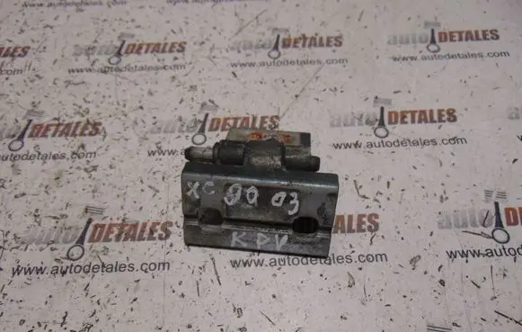 Volvo XC90 Front door upper hinge