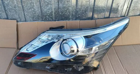 Toyota Avensis T270 Headlight/headlamp 1010017687