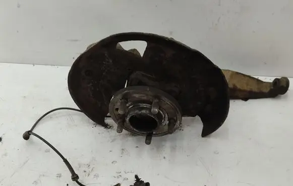 Land Rover Discovery 3 - LR3 Front wheel hub spindle knuckle