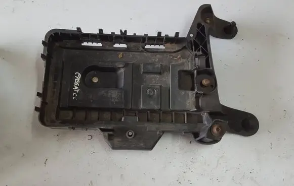 Volkswagen PASSAT CC Battery bracket 