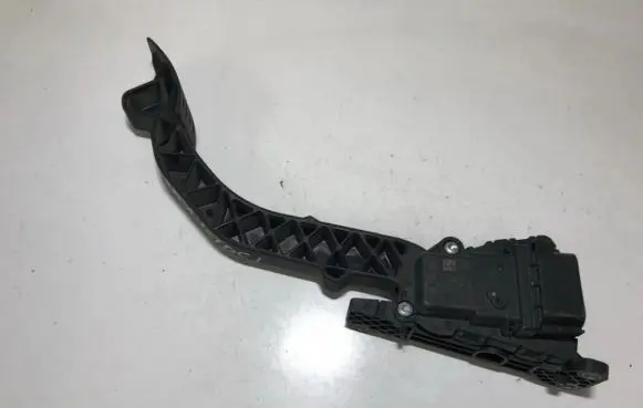 Accelerator throttle pedal