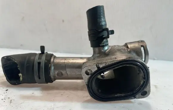 Volkswagen PASSAT B5.5 Engine coolant pipe/hose 038121133A