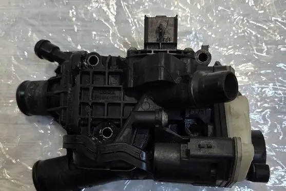 Ford Mondeo MK V Thermostat housing 9849443980