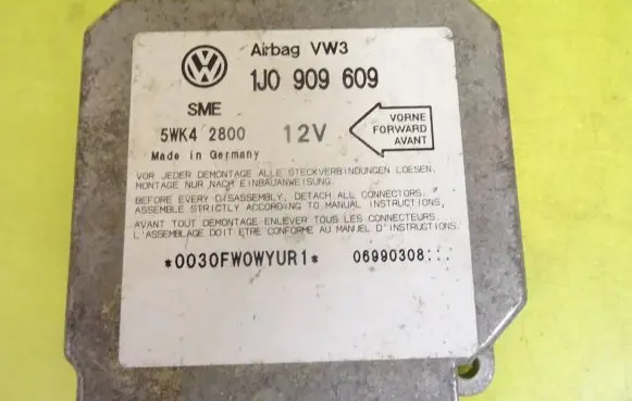 Volkswagen Golf IV Airbag control unit/module 1J0909609