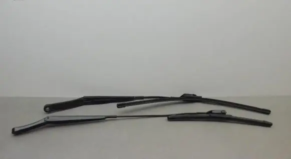 Windshield/front glass wiper blade