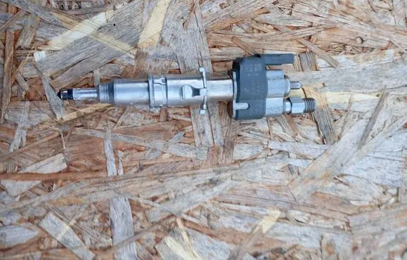 BMW 1 E81 E87 Fuel injector 7589048 758904802