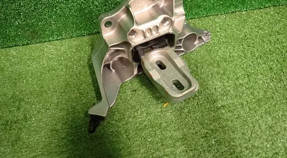 Citroen C3 Engine mount bracket 9824312980