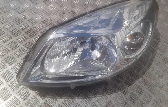 Dacia Sandero Headlight/headlamp
