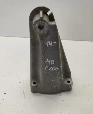 Engine mounting bracket