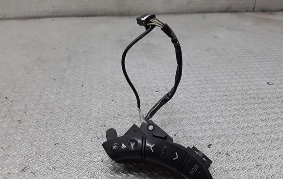 Toyota Avensis Verso Steering wheel buttons/switches 75B037