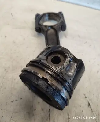 Volvo V50 Piston with connecting rod