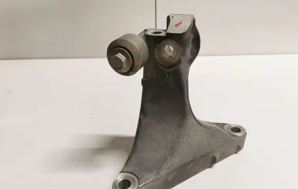 Subaru Outback (BS) Engine mounting bracket