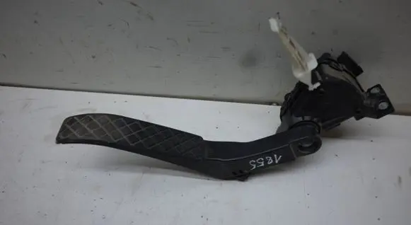 Accelerator throttle pedal