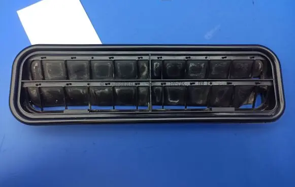 Quarter panel pressure vent