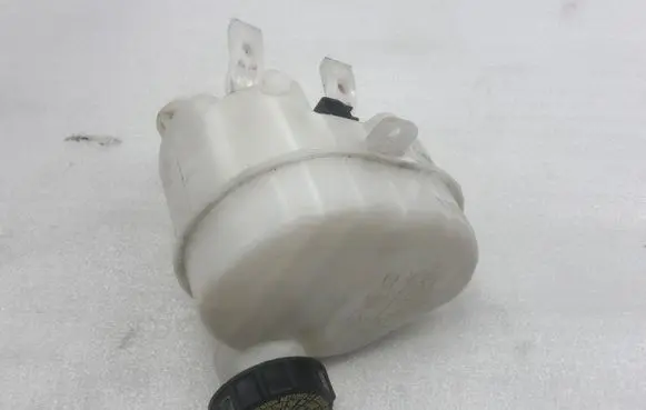 Ford Mustang VI Brake fluid reservoir 