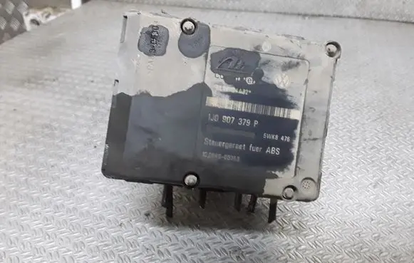 Volkswagen Golf IV ABS Pump 1J0907379P 5WK8476 1J0614117D
