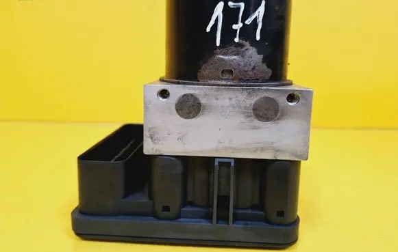 Skoda Octavia Mk1 (1U) ABS Pump 1J0614117E 1C0907379C