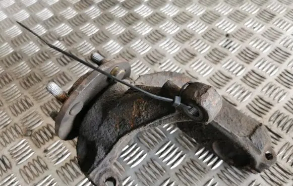Ford Mondeo Mk III Front wheel hub