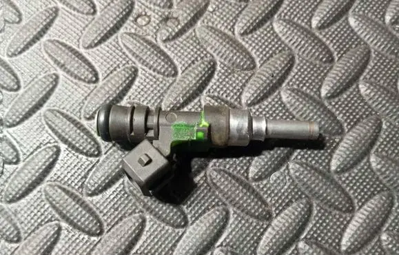 BMW 5 E60 E61 Fuel injector 7834893