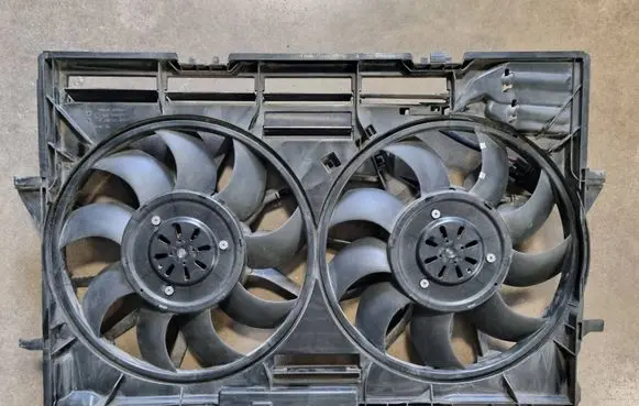 Radiator cooling fan shroud