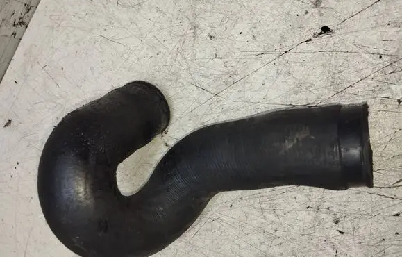 Volkswagen PASSAT B5.5 Intercooler hose/pipe 8D0145746
