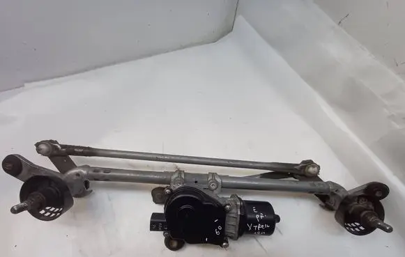 Nissan X-Trail T32 Front wiper linkage and motor 6824C004 C004
