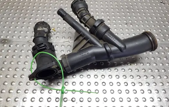 Volkswagen Golf VII Thermostat housing S27708382 04L121071E