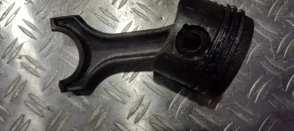 BMW 5 E39 Piston 