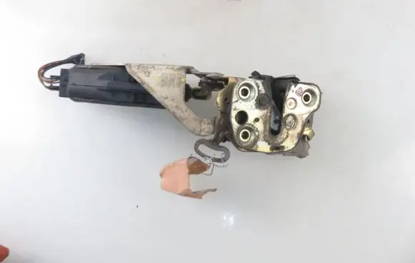 Opel Omega A Front door lock 90277866